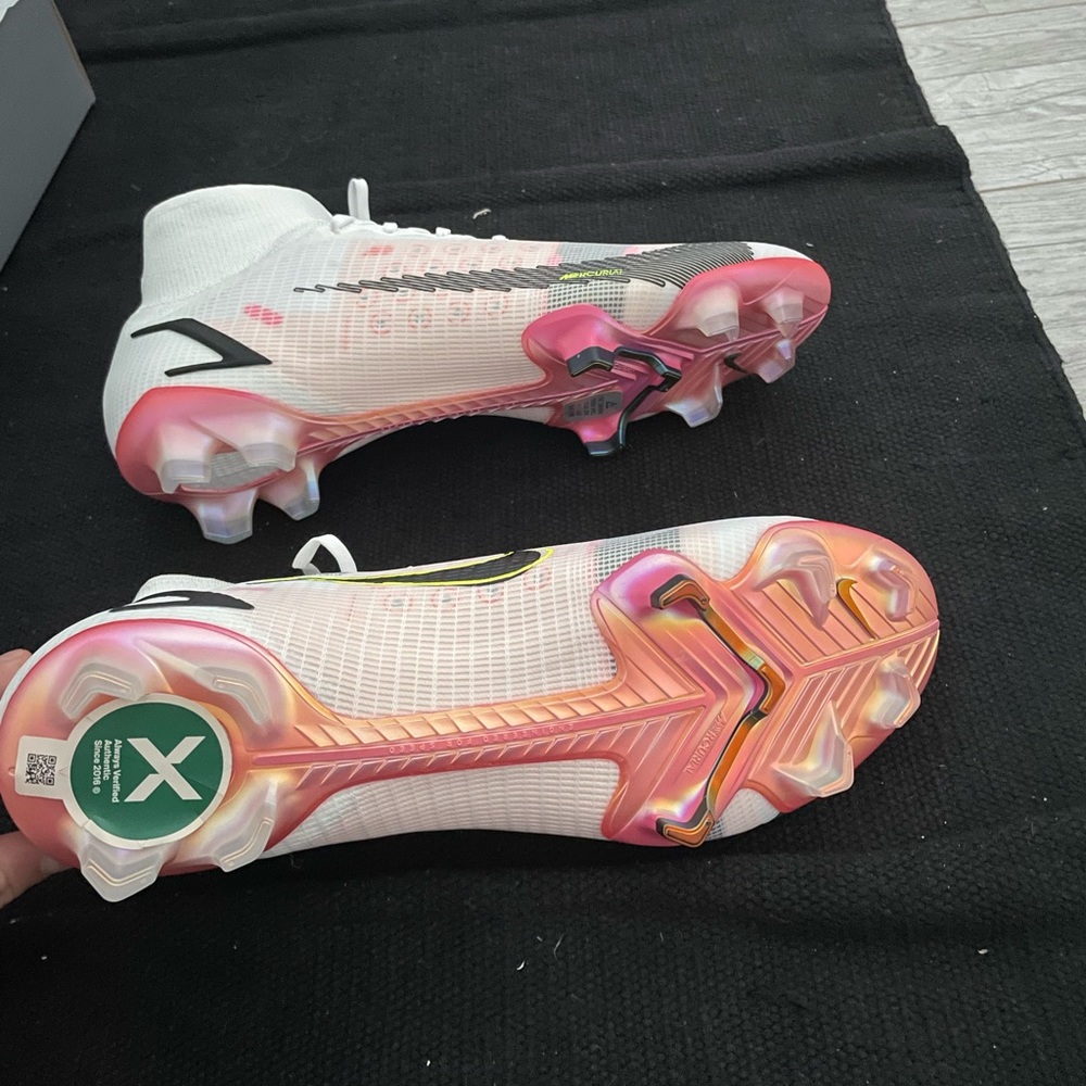 Nike Mercurial Superfly 8 Elite FG
White Pink Blast - Picture 2 of 8